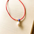 Red String No.1 İnci Kolye / Bileklik – inci detaylı 75 cm kırmızı ip tasarım