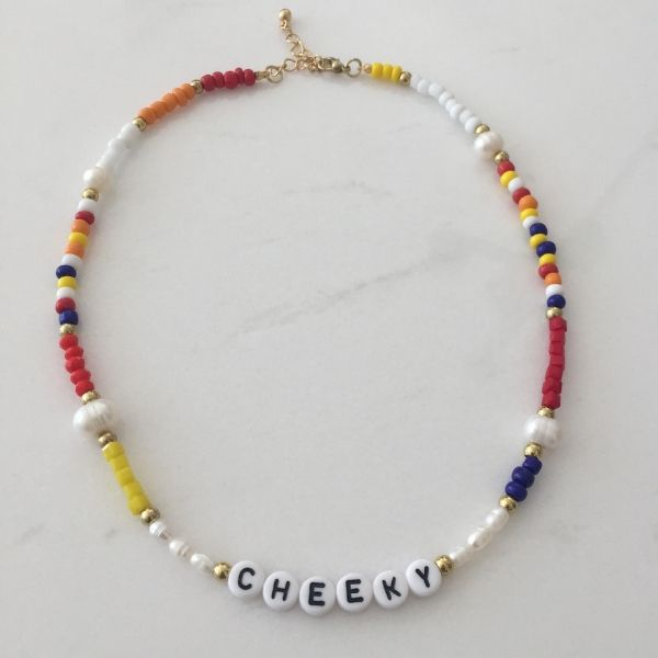Doğal inciler ve rengarenk cam boncuklardan oluşan Cheeky yazılı, çok renkli choker kolye