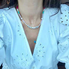 Load image into Gallery viewer, Beyaz gömlekli kadının üzerinde doğal inciler ve rengarenk cam boncuklardan oluşan Darling yazılı choker kolye