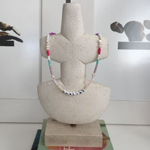 Load image into Gallery viewer, Taş mermer üzerinde doğal inciler ve rengarenk cam boncuklardan oluşan Darling yazılı choker kolye