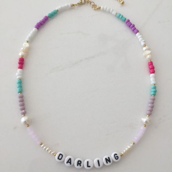 Doğal inciler ve rengarenk cam boncuklardan oluşan Darling yazılı yeşil, mor, kırmızı, gri renkli choker kolye