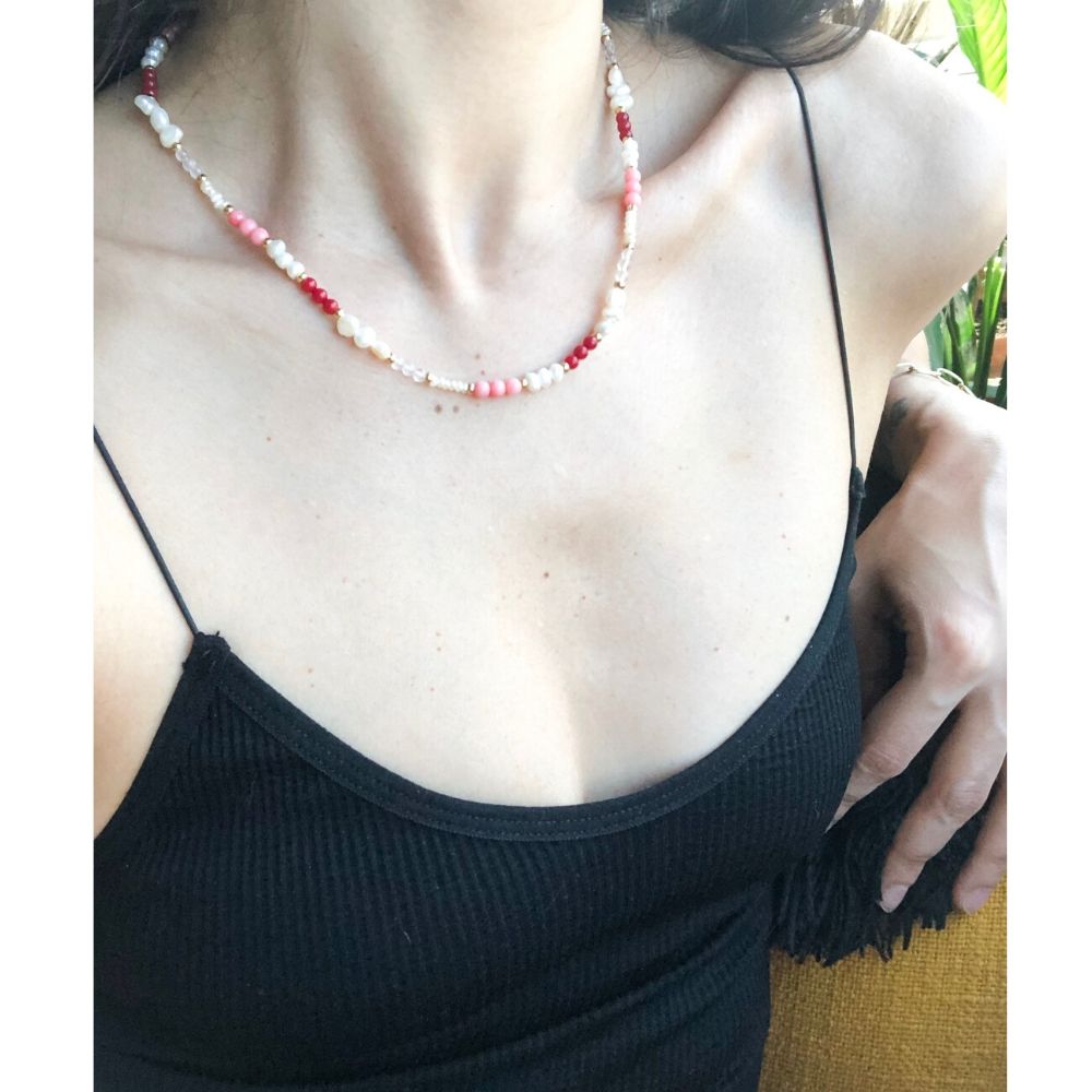 Siyah bluzlu kadının üzerinde doğal incili mercan ve pembe kuvars doğal taşlı kolye