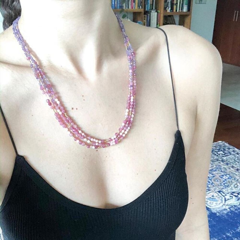 siyah bluzlu kadının üzerinde üzerinde Ametist, Pembe Opal, Turmalin, 24 Ayar altın kaplama toplardan oluşan kolye