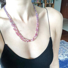 Görseli Galeri görüntüleyiciye yükleyin, siyah bluzlu kadının üzerinde üzerinde Ametist, Pembe Opal, Turmalin, 24 Ayar altın kaplama toplardan oluşan kolye