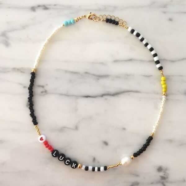 Doğal incili, altın kaplama toplu ve rengarenk cam boncuklu, üzerinde Luck yazan sarı, mavi, kırmızı, siyah renkli choker kolye 
