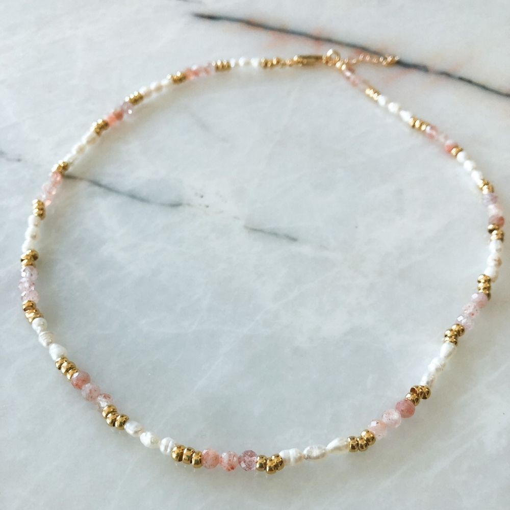 güneş taşlı pudra pembe beyaz tonlarındaki sade kolye