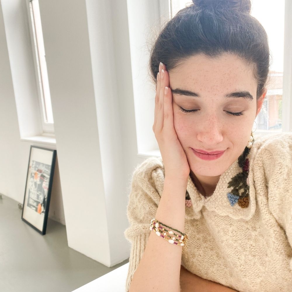 krem rengi bluzlu modelin üzerinde doğal taşlı doğal incili bileklikler