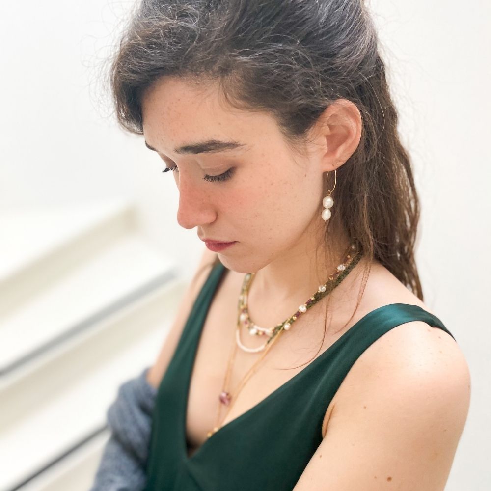 yeşil bluzlu modelin üzerinde doğal incili doğal taşlı yeşil-pembe-altın zincirli kolyeler