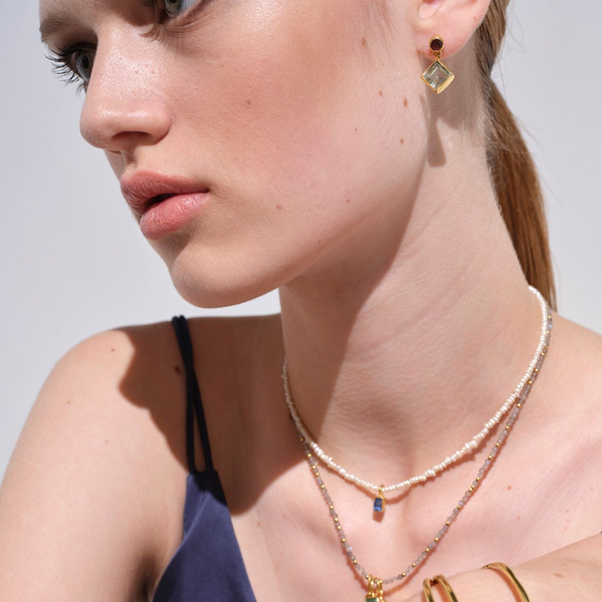 Una Rectangular Kyanit Charm İnci Kolye