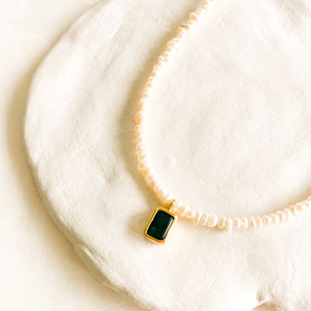 Una Rectangular Zümrüt Charm İnci Kolye