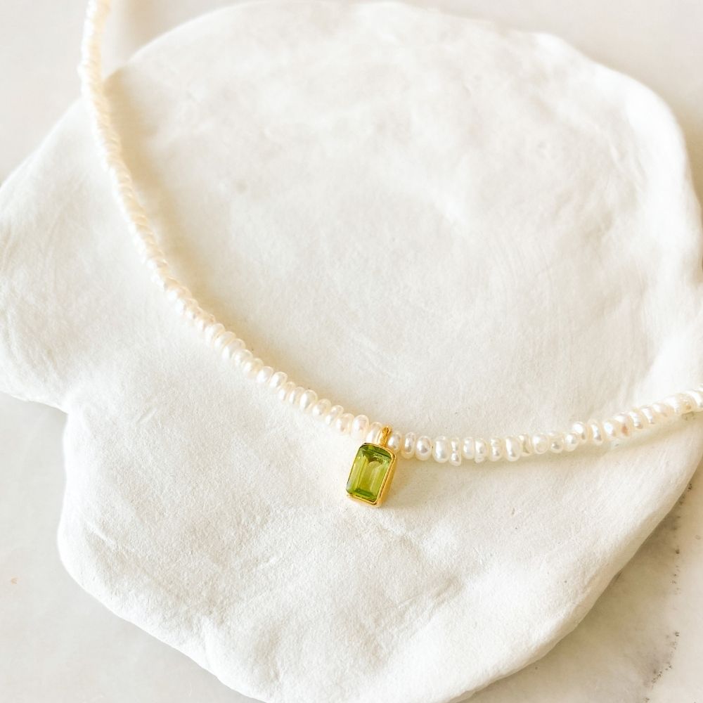 Una Rectangular Peridot Charm İnci Kolye