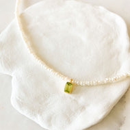 Una Rectangular Peridot Charm İnci Kolye