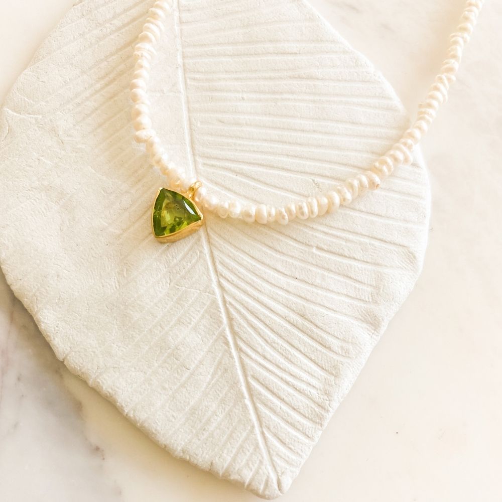 Una Triangle Peridot Charm Pearl Necklace