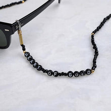 Görseli Galeri görüntüleyiciye yükleyin, Beyaz mermer üzerinde siyah boncuklardan oluşan, silikon tutacaklı üzerinde &quot;Heart of Gold&quot; yazan gözlük zinciri