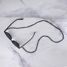 Görseli Galeri görüntüleyiciye yükleyin, Beyaz mermer üzerinde siyah boncuklardan oluşan, silikon tutacaklı üzerinde &quot;Heart of Gold&quot; yazan gözlük zinciri
