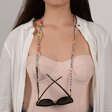 Görseli Galeri görüntüleyiciye yükleyin, pembe bluzlu kadının üzerinde renkli boncuklu, silikon tutacaklık üzerinde &quot;Serial Chiller&quot; yazan gözlük zinciri